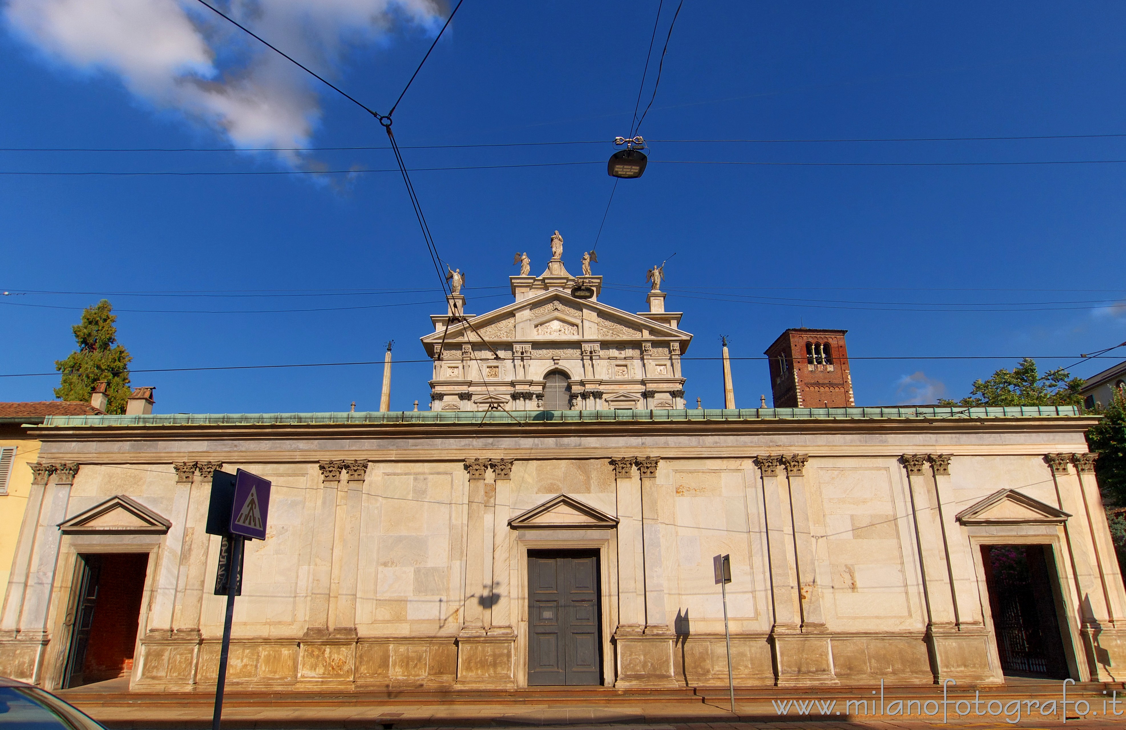 Milano  - Chiesa di Santa Maria dei Miracoli: quello che si vede dalla strada